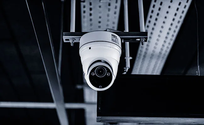 Cámara de videovigilancia inteligente con IA monitoreando una empresa en Santiago de Chile