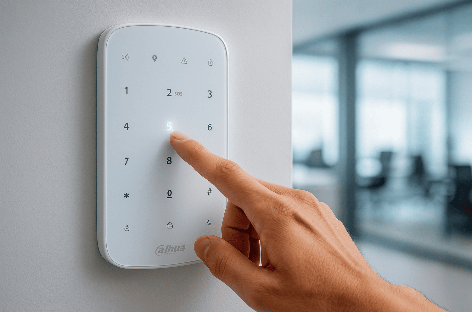 Mano digitando código en teclado de alarma de seguridad instalado en muro de oficina